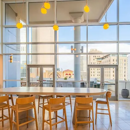 Stylish 1Br Highrise Dt, Parking, Pool, Gym, W-D, Golf Apartment